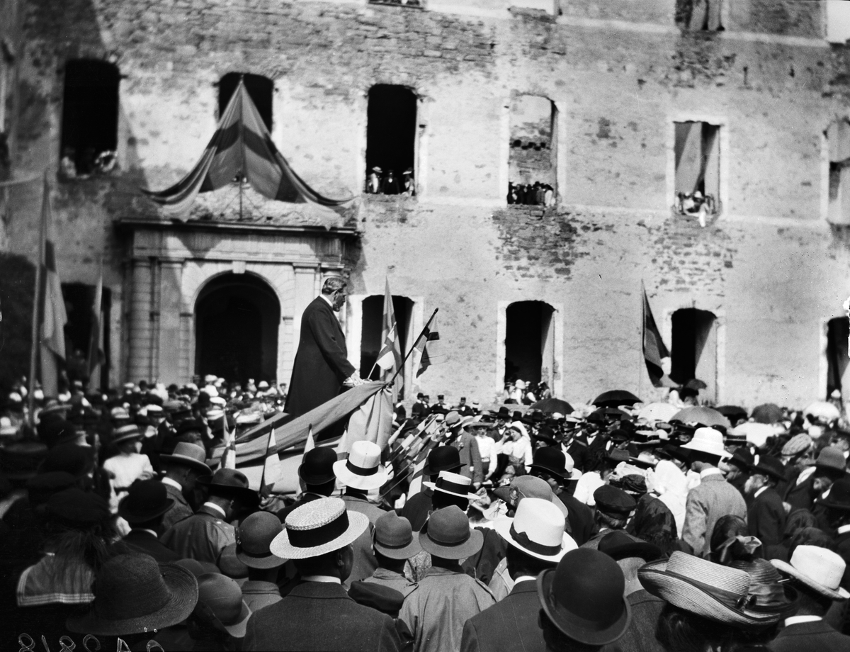 Hembygdsfest i Borgholms slottsruin midsommardagen 1912. Tal på borggården.