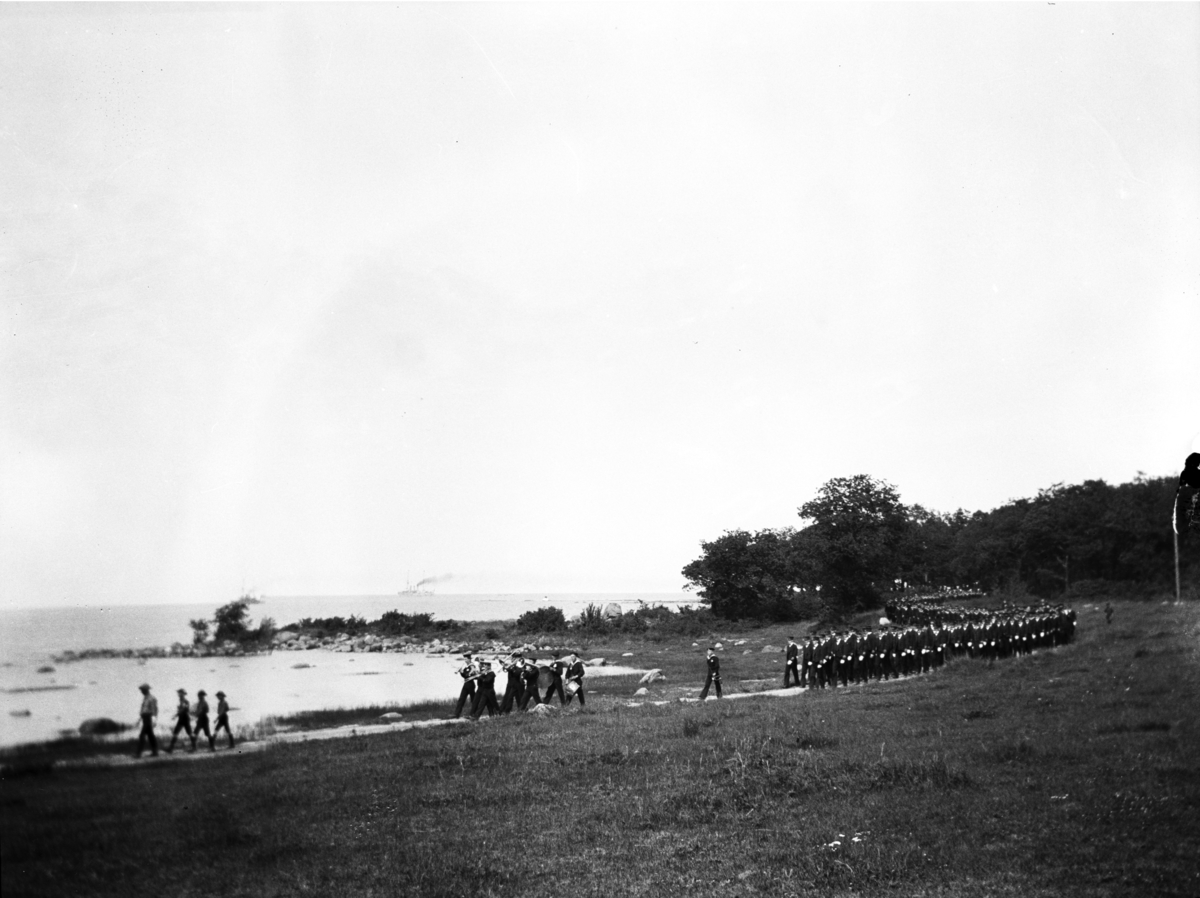 Befäl och manskap från FYLGIA och MANLIGHETEN på besök i Borgholm vid hembygdsfesten midsommardagen 1912.