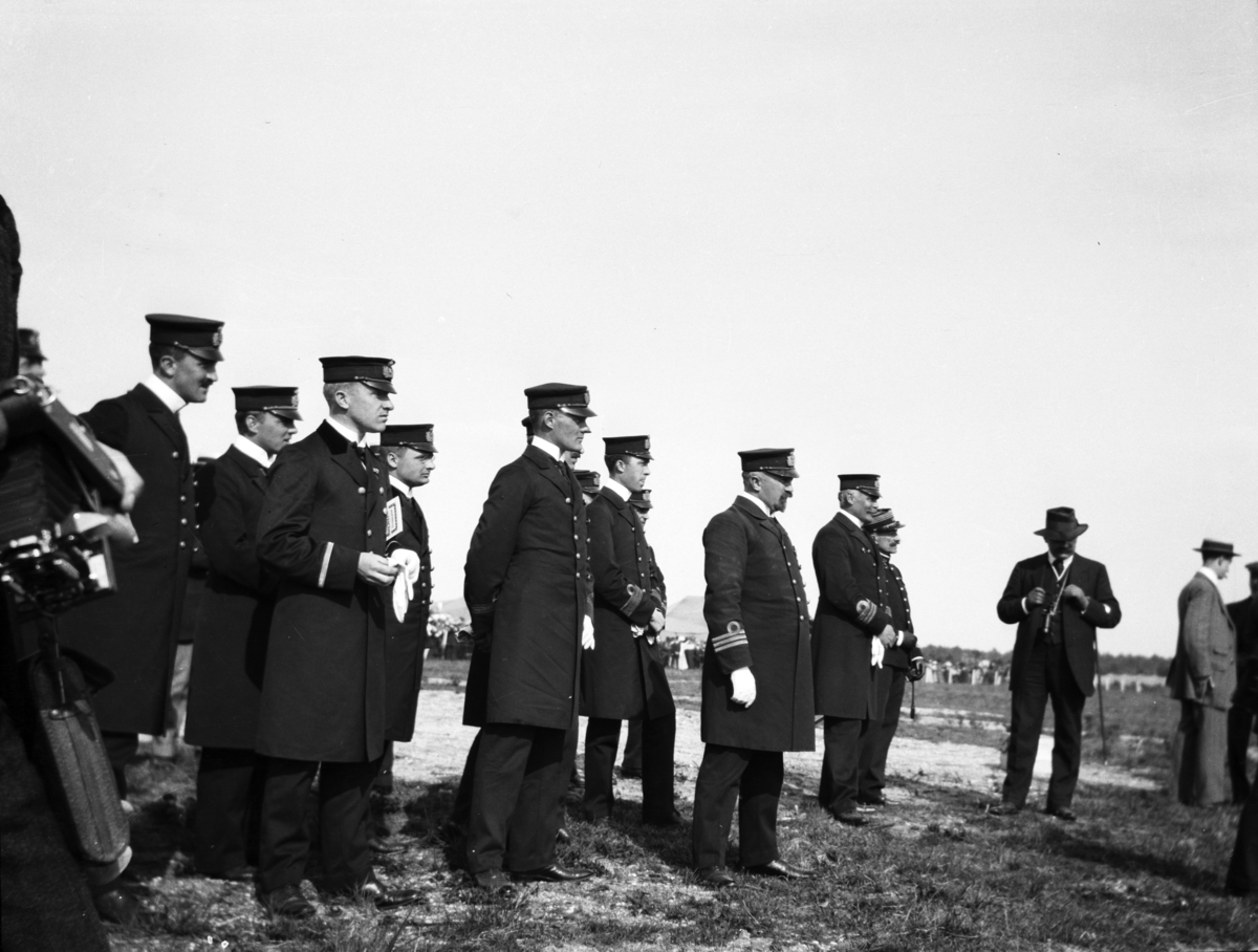 En grupp officerare från pansarkryssaren FYLGIA under ett besök i Bordeaux.