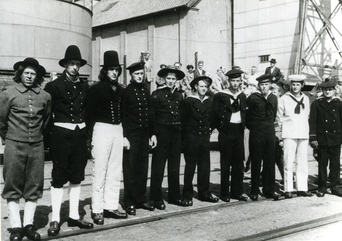Svenska marinuniformer genom tiderna. Dräktparad vid örlogsdagen i Trelleborg 2.8.1953.