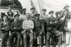 Besättningsbild ombord på barken Ansgar från Fredrikstad, Norge. Befälhavaren är icke med på bilden. Bilden togs 1913 då fartyget lossade splitved från Piteå. Karl Larsson, Oskarshamn står i övre raden [som] nr 3 från vänster.
Efter original tillhörande Karl Larsson, Oskarshamn.