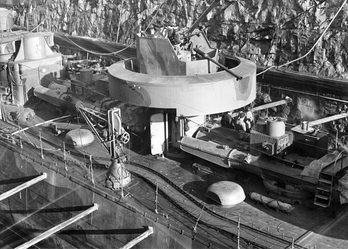 Jagaren VISBY (11) i Gustav V:s torrdocka på Beckholmen i Stockholm. I bild syns minräls på däck samt torn med 40 mm luftvärnsautomatkanon.