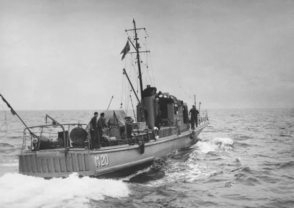 Minsveparen M 20 under gång med besättningsmän på däck.