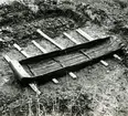 Rekonstruerad med nararna inpassade. Sammansatt stockeka, se rapport om slutundersökning den 16 sept 1964.
Södermanland, Stockholms län, Västerhaninge socken, Häringe