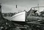 Holms skeppsvarv. Fiskebåten Fjalar för Island under sjösättning 1954.
Skåne, Malmöhus län, Råå.