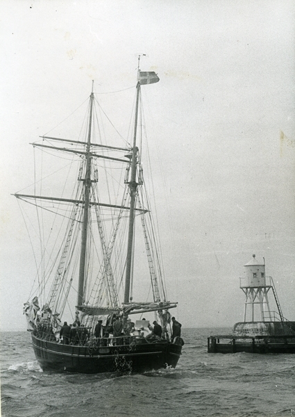 Holms skeppsvarv. Skonaren Wetsera, från Tyresö, (och) som blivit ombyggd till lustfartyg går ut på provtur 1961. Skåne, Malmöhus län, Råå.