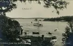 Dalarö. Utsikt från Baldersviken. I bakgrunden bl a skärgårdsångaren DALARÖ II. Vykort.