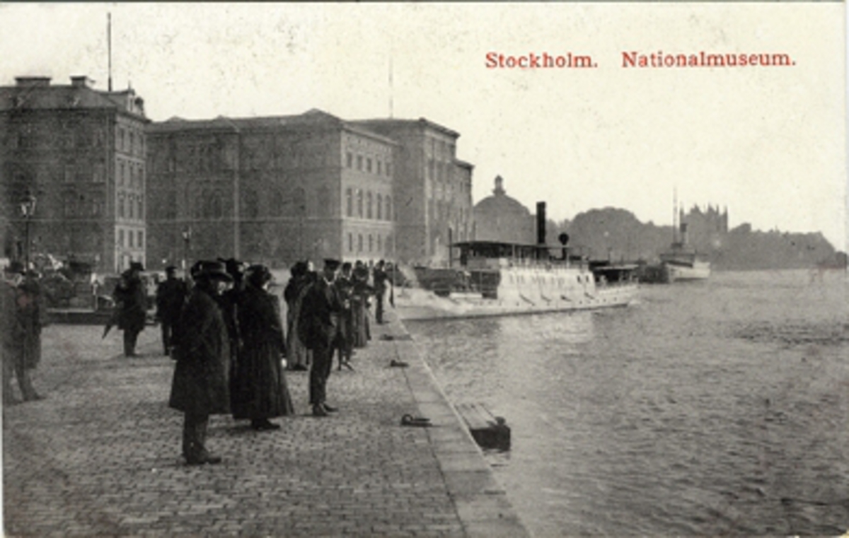 Södra Blasieholmshamnen, Stockholm. Framför Nationalmuseum ligger skärgårdsångaren DALARÖSTRÖM vid kaj. Vykort.