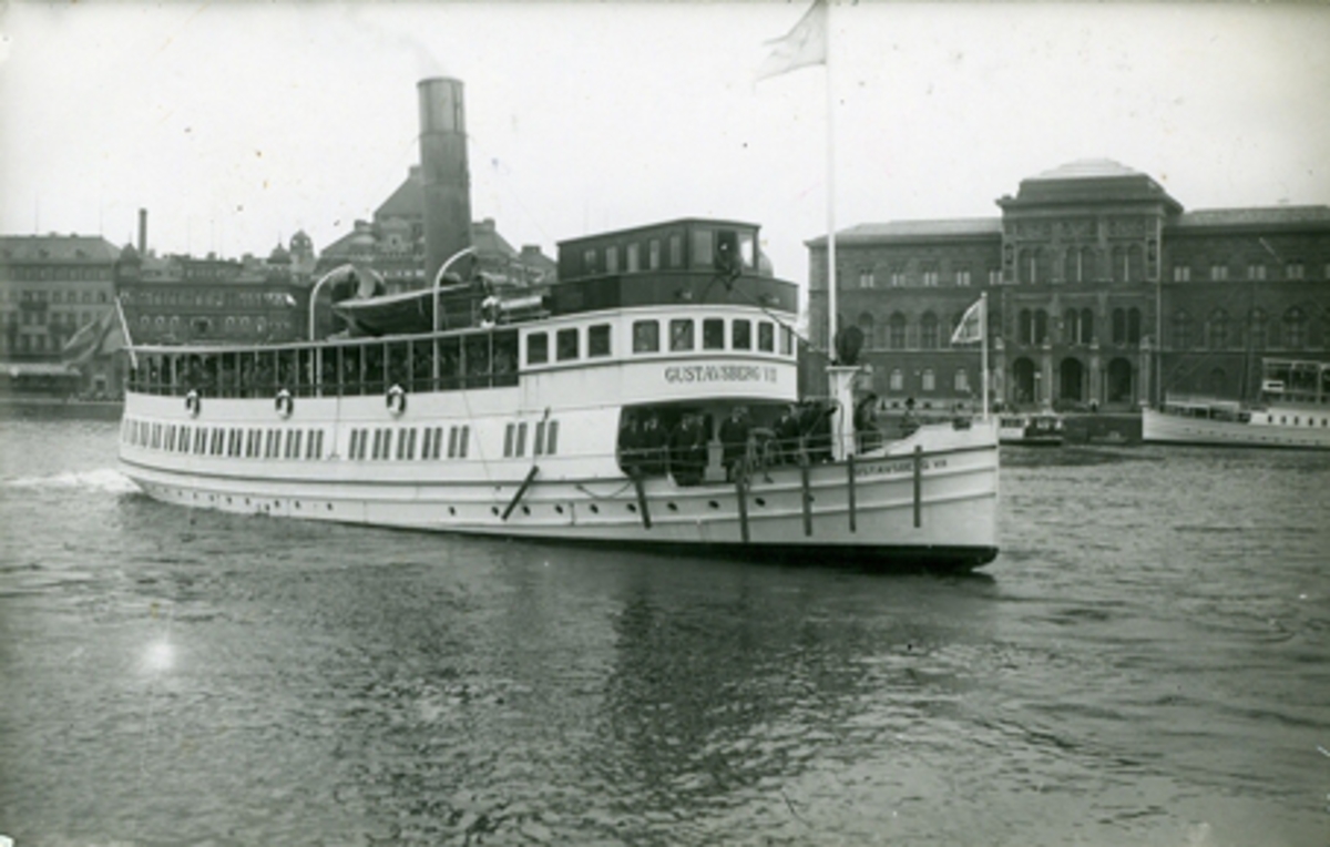 Passagerarfartyget GUSTAVSBERG VII i Stockholms ström.