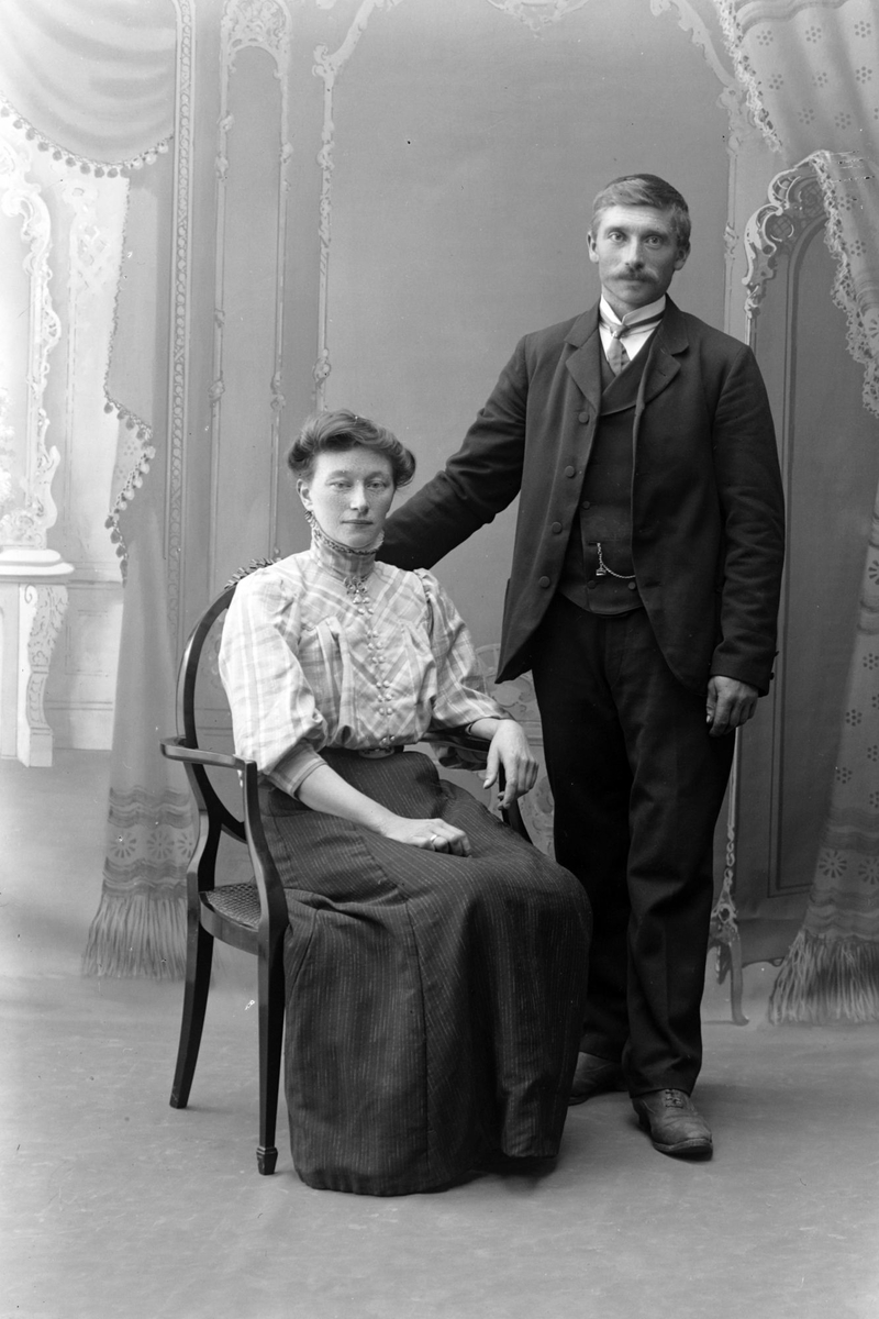 Studioportrett av Therese og Arthur Johansen.