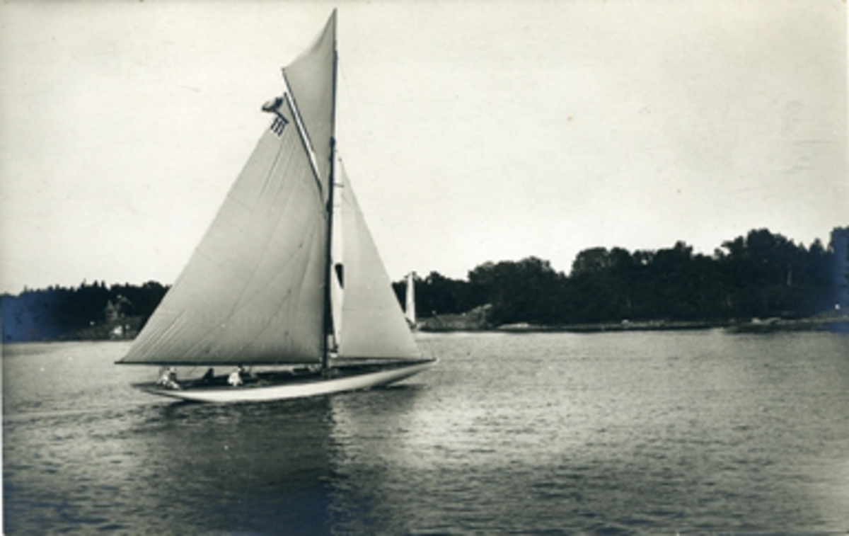 Olympiska Spelens i Stockholm 1912 officiella Brefkort.
Granbergs Konstindustri-Aktiebolags Förlag, Stockholm.
N:r 298. "Nina", Sverige.