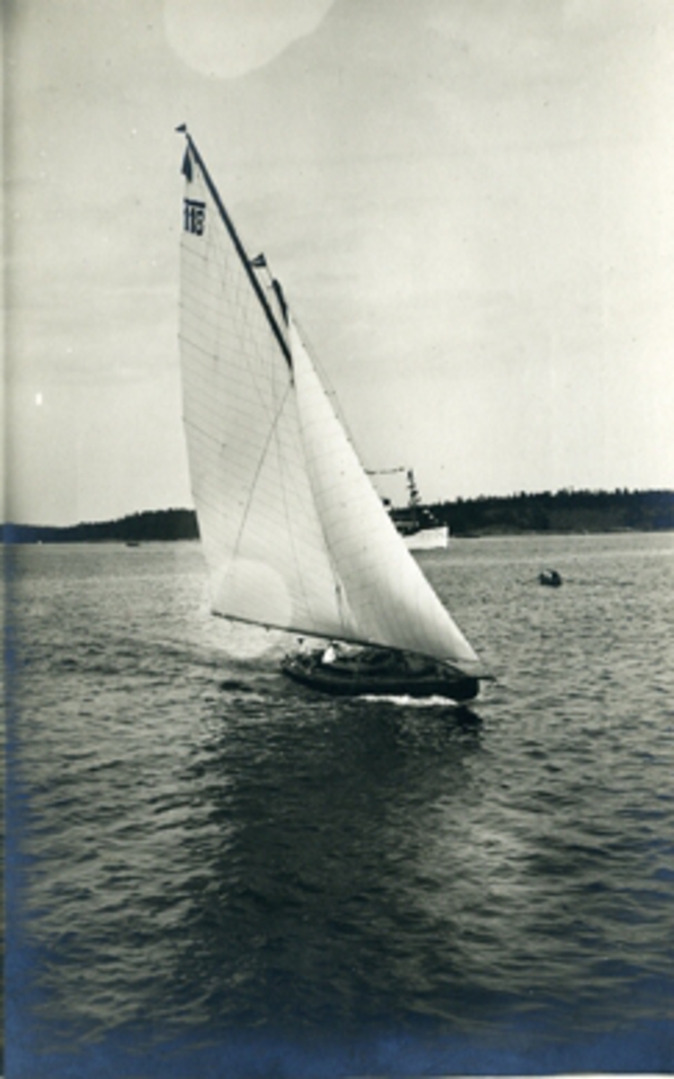 Olympiska Spelens i Stockholm 1912 officiella Brefkort.
Granbergs Konstindustri-Aktiebolags Förlag, Stockholm.
N:r 296. "Sans Atout", Sverige.