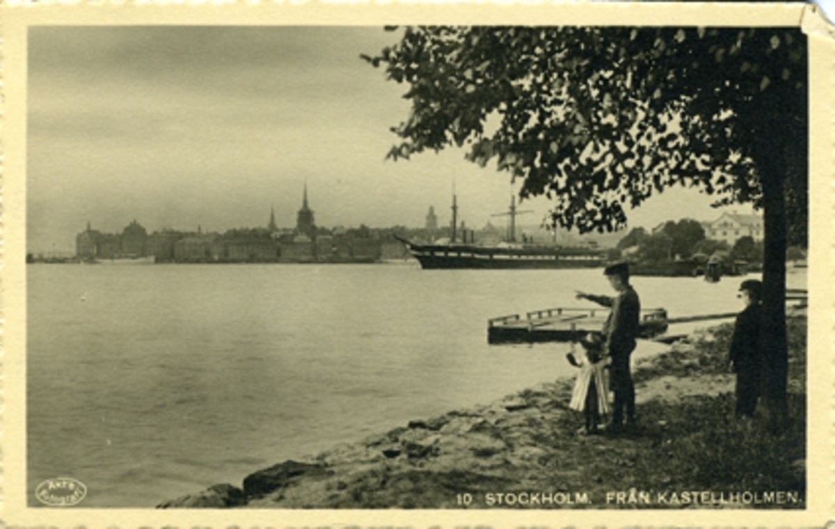 Stockholm. Vy från Kastellholmen. I bakgrunden bl a flottans logementsfartyg EUGENIE.