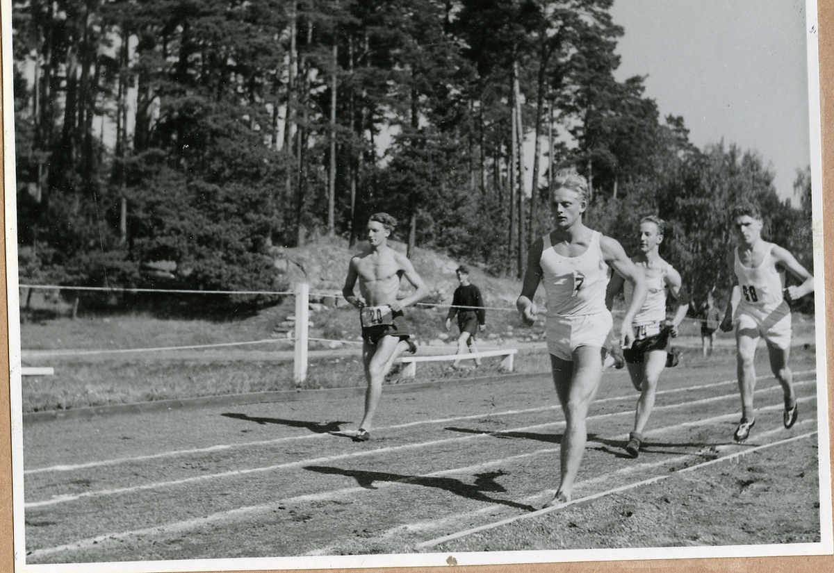 1 500 meter löptävling. Furir Ahlgren, närmast i bild, vann loppet.