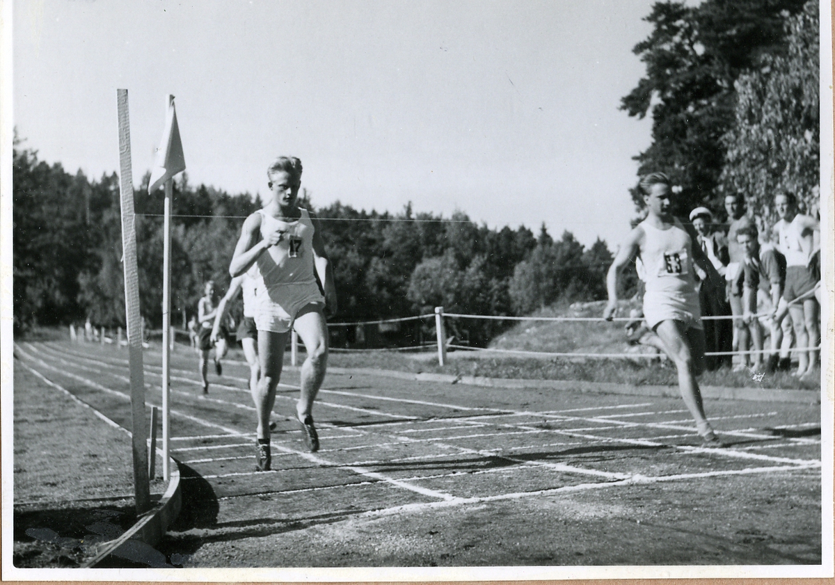 1 500 meter löptävling. Furir Ahlgren närmast målsnöret.