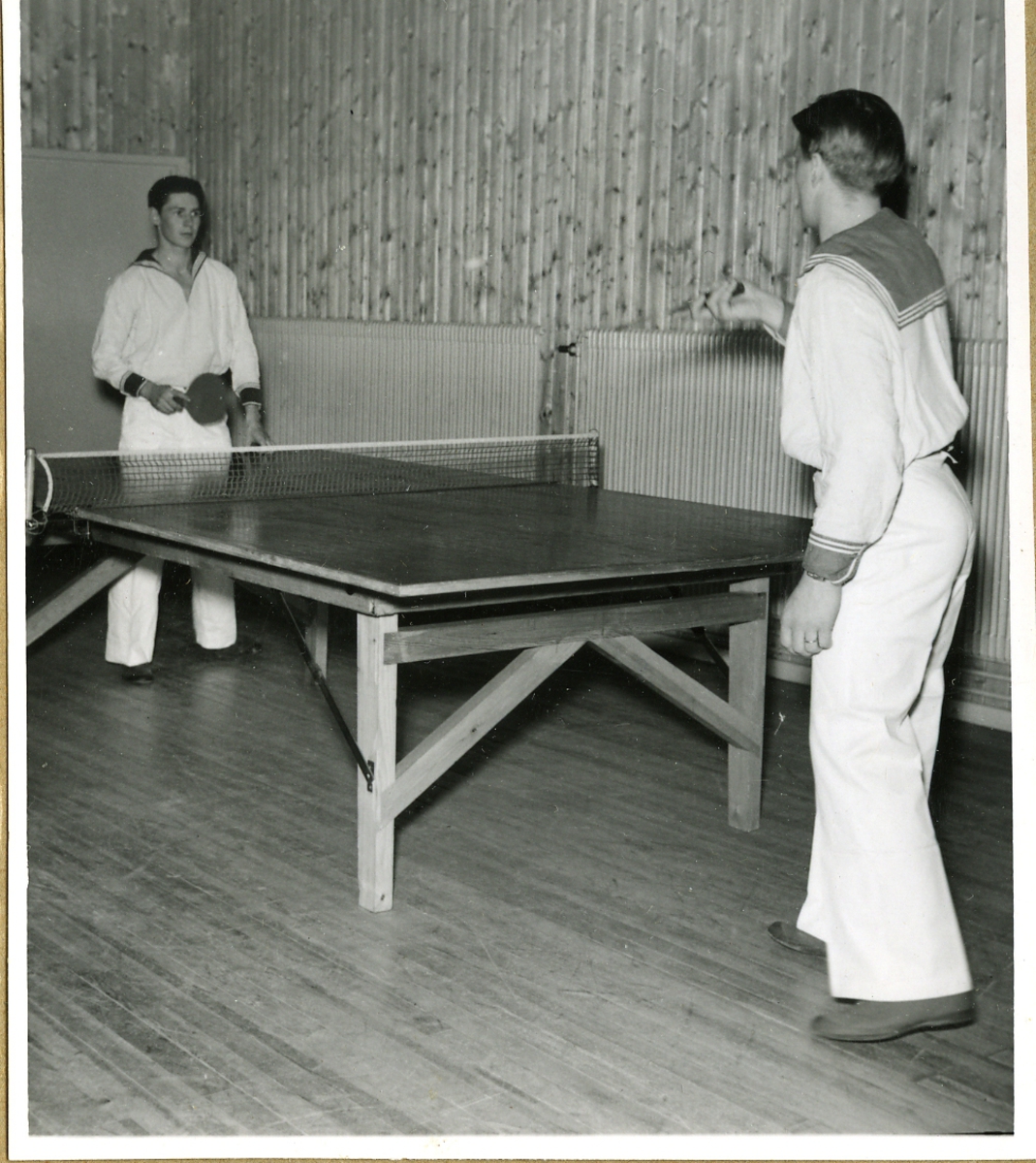 Två flottister spelar bordtennis vid Hårsfjärdens depå.