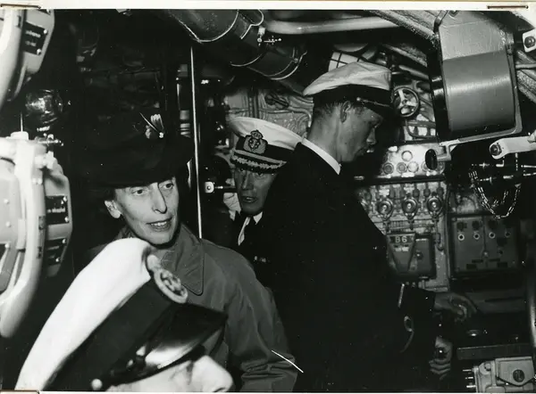 Kronprinsessan (Louise Mountbatten) ombord i ub Näcken.