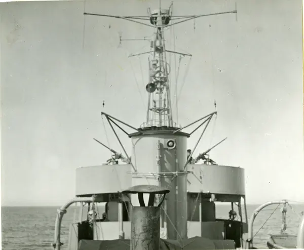 Kommandobryggan sedd framifrån, under provturen.