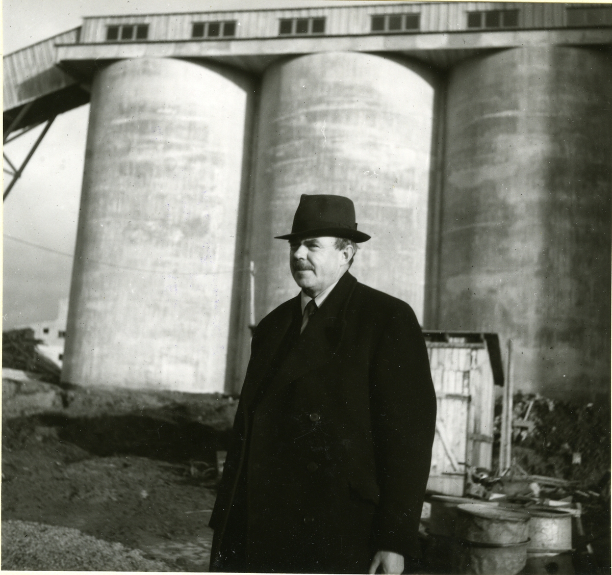 Silos för krossad skiffer. I förgrunden bergsingeniör Bergh.