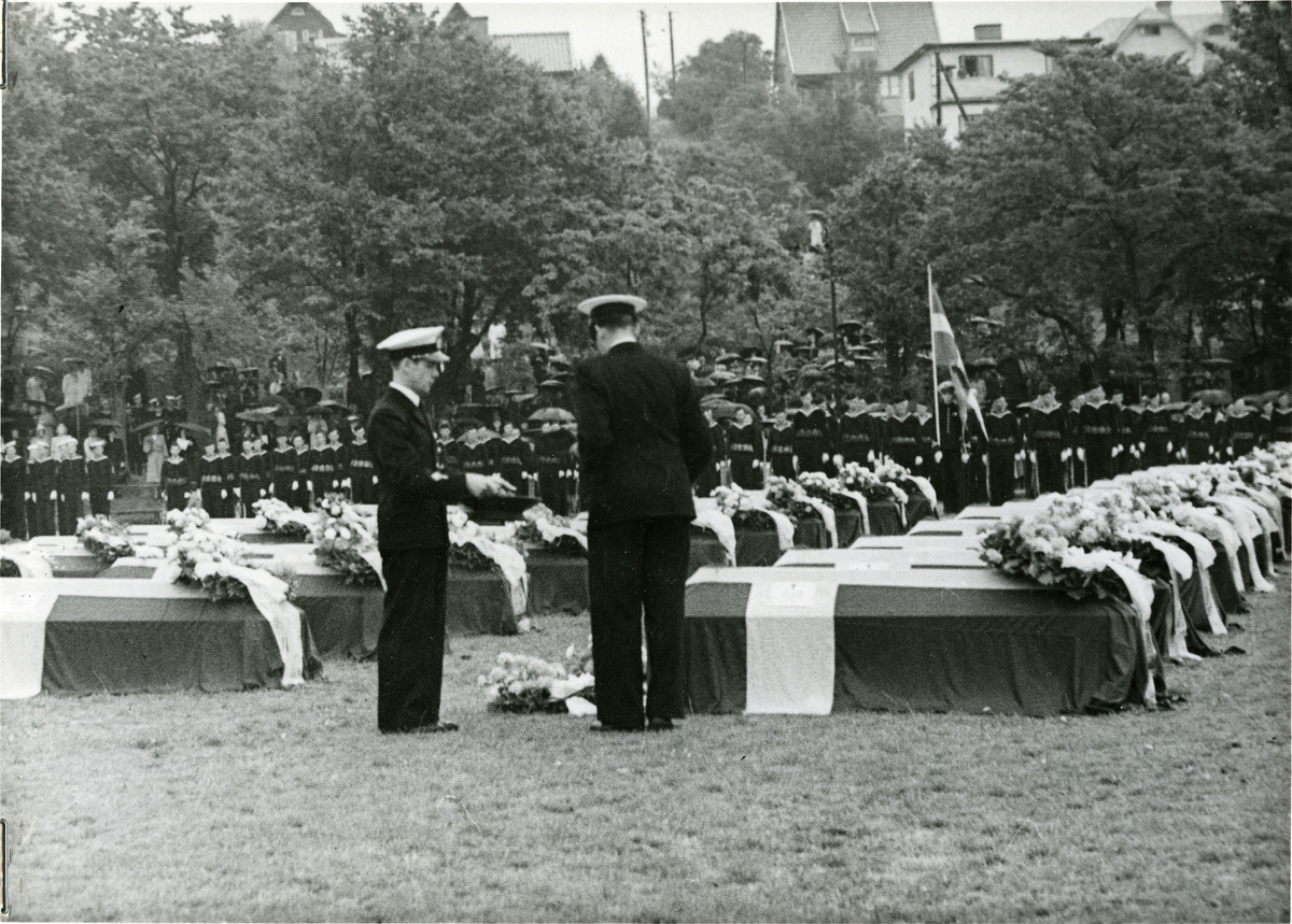 Göteborg den 4 aug. 1943.
Ulvenmännens jordfästning.
"Av jord är du kommen, jord skall du åter varda". Officianten, pastor Eklund, jordfäster 24 av de omkomna.