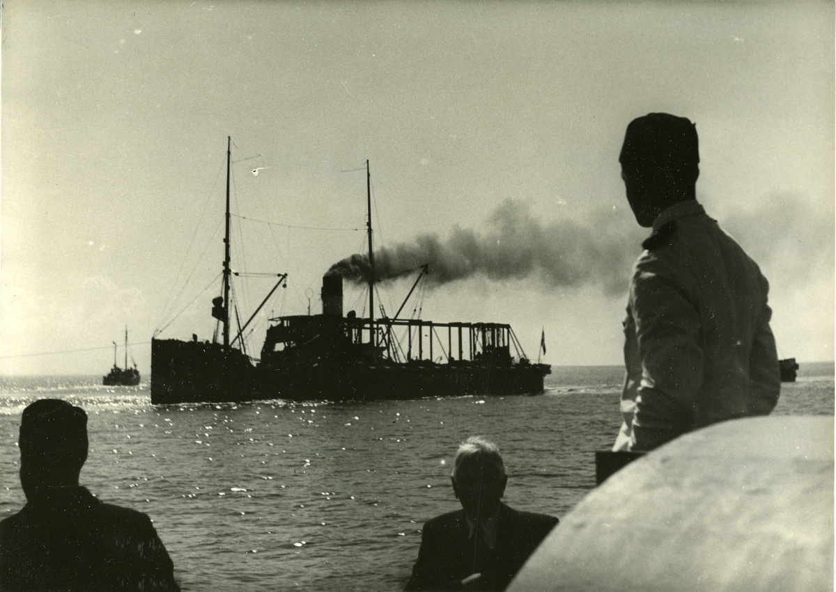 Gbg 21.7.43.
Herakles och pontonen Frigg med Ulven hängande under på 39 m. djup, bogseras intill Marstrand.