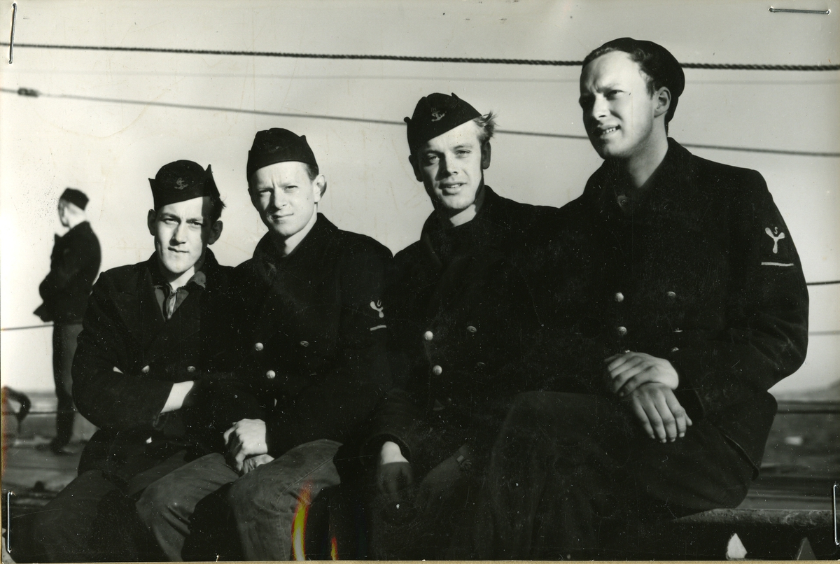 Ombord på Belos måndag förmiddag. Fyra dykare ombord på Belos, beredda att gå ner så snart vädret tillåter. Alvar Eriksson, Falun, Hans Näsström, Utansjö, Sten Frisk, Bollnäs och Göte Karlsson, Valdemarsvik. 20/4 - 43.