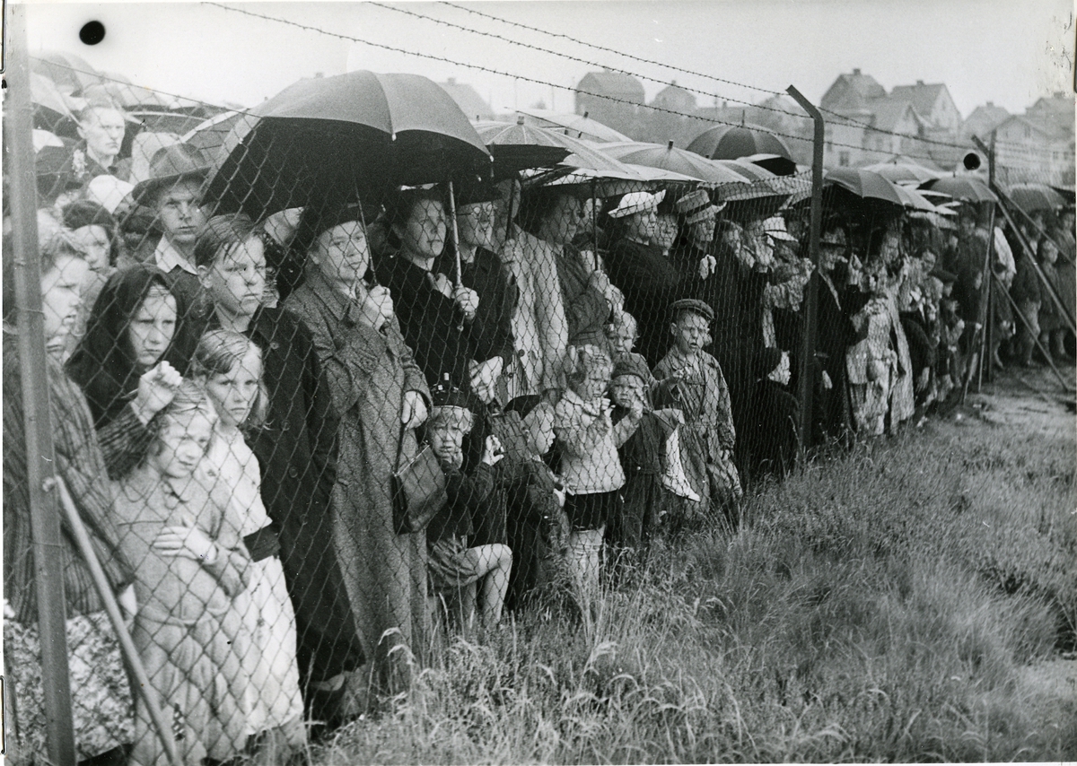 Göteborg den 4 aug. 1943.
Ulvenmännens jordfästning. Stundens allvar grep alla och envar. Allmänheten trängdes utanför för att få se en skymt av sorgespelet.