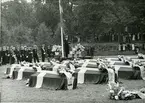 Göteborg den 4 aug. 1943.
Ulvenmännens jordfästning.
Marinpastor Uno Eklund predikar. I bakgrunden Flottans musikkår. Ubåtskamraternas kransar har placerats på kistorna.