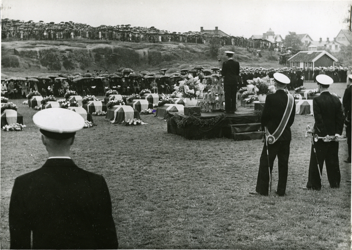 Göteborg den 4 aug. 1943.
Ulvenmännens jordfästning.
Pastor Eklund förrättar jordfästningen från ett altare av trummor.
