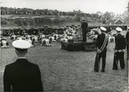 Göteborg den 4 aug. 1943.
Ulvenmännens jordfästning.
Pastor Eklund förrättar jordfästningen från ett altare av trummor.