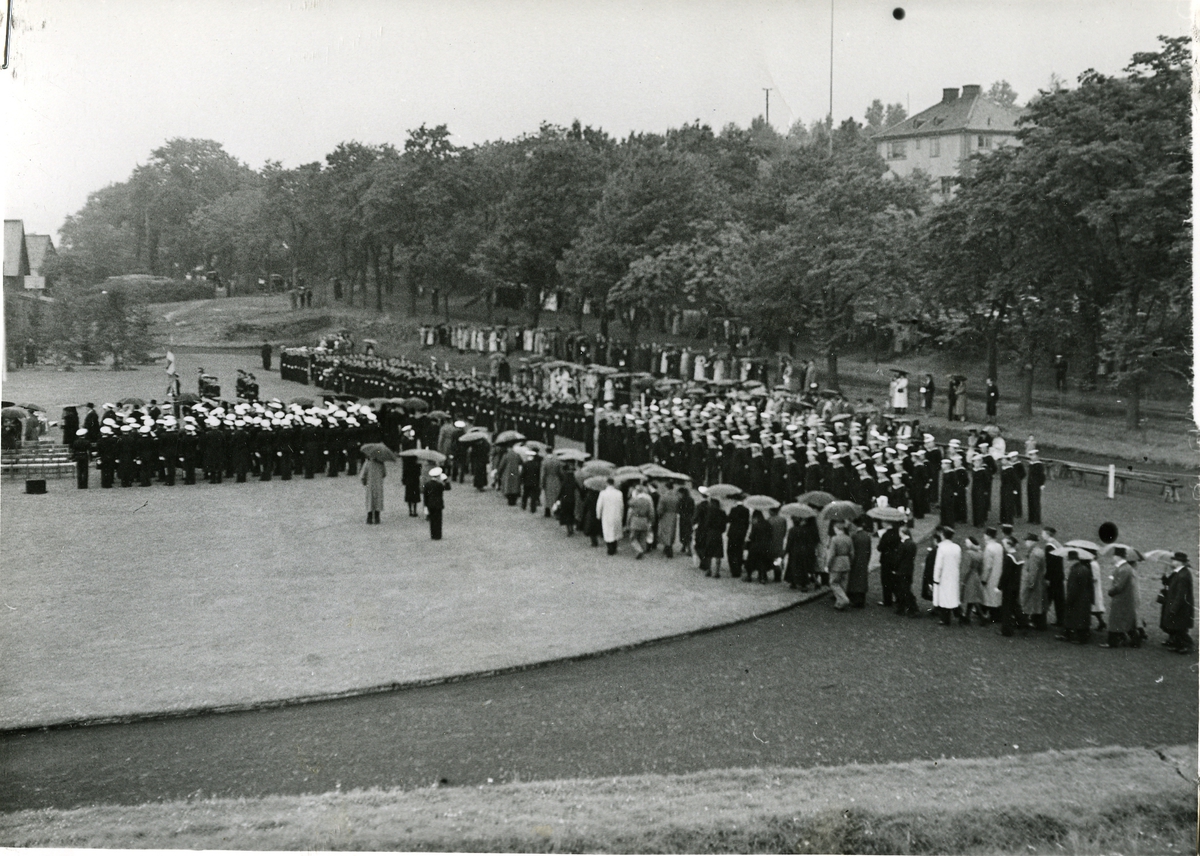 Göteborg den 4 aug. 1943.
Ulvenmännens jordfästning.
Det närmast sörjande anländer till Nya Varvet.