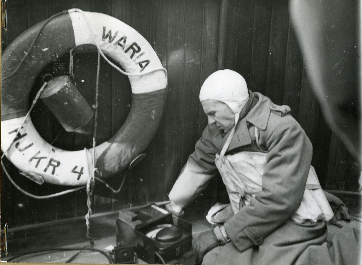 U-båtsolyckan.
Ingenjör Aage Garde vid sin elektro-galvaniska apparat, 22 april -43.