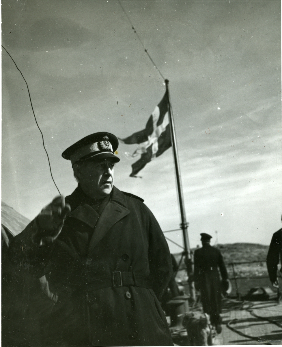 Amiral Fabian Tamm, chef för marinen, ombord på minsveparen KULLEN i samband med sökandet efter ubåten ULVEN.