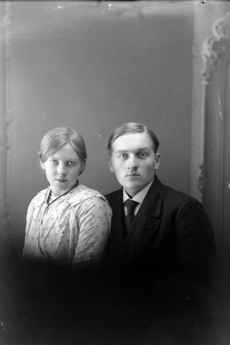Studioportrett av kvinne og mann i halvfigur.