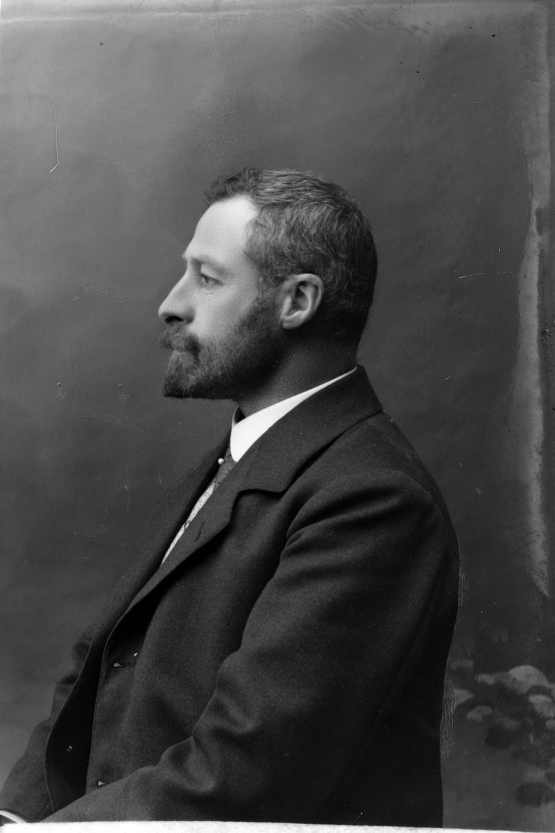 Studioportrett av lege Christian F. Rossow i profil.