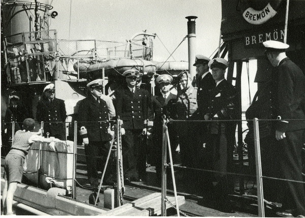 Överbefälhavaren, general Jung, inspekterar minsveparen BREMÖN tillsammans med en grupp marinofficerare.