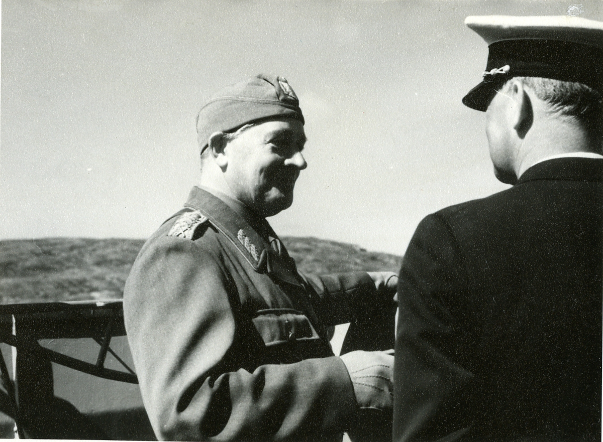 Överbefälhavaren, general Jung, vid en inspektion av minsveparen BREMÖN.
