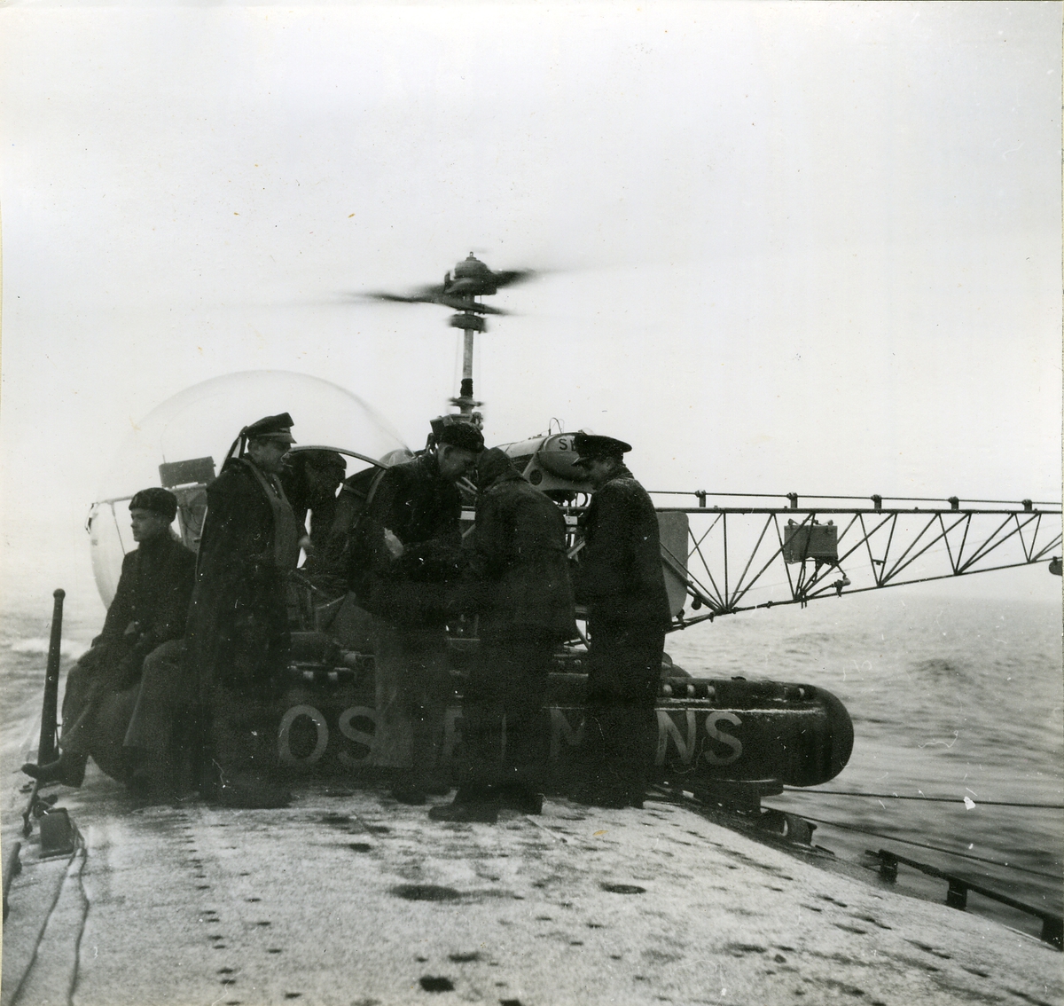 Helikopter fotograferad ombord på en ubåt.