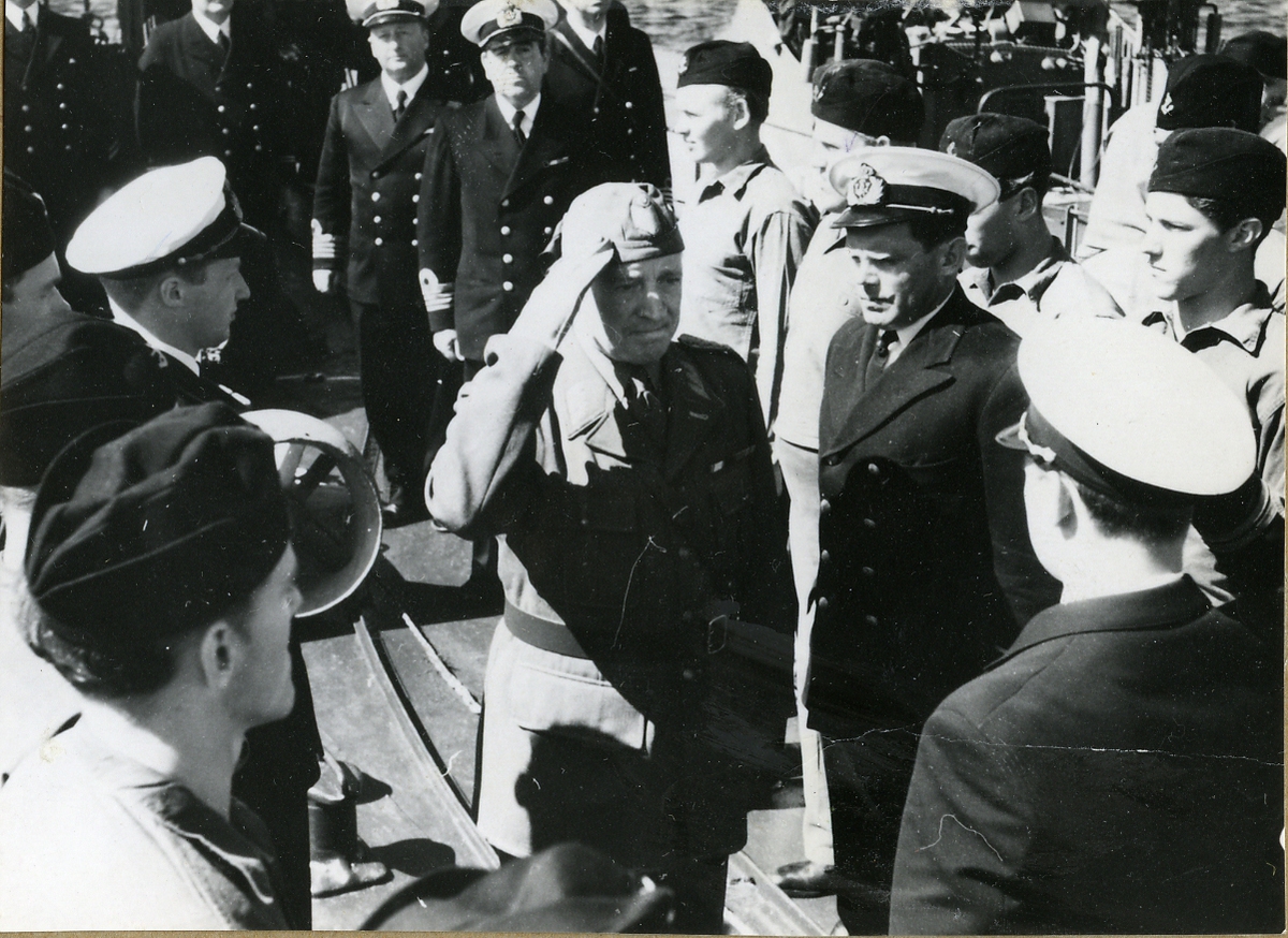 Överbefälhavaren, general Jung, inspekterar minsveparen BREMÖN.