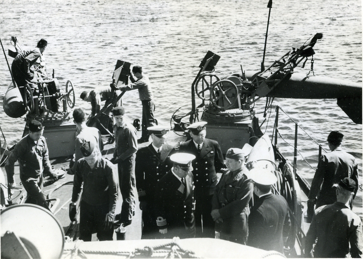 Överbefälhavaren, general Jung, inspekterar minsveparen BREMÖN tillsammans med en grupp marinofficerare.