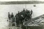 Övningar utanför Karlskrona 1919. Fartygets övergivande. I bakgrunden Saltö.
Fartygschef KK2 K. Norén, sekond Kapten S.I. Wibom