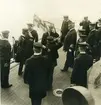 På Hårsfjärden 1912. Sjöminister Jakob Larsson med adjutant går ombord. Han mottages av chefen Kom.kapt. I. Nordenfeldt och i närvaro av eskaderchefen amiral C.A. Ehrensvärd samt amiral W. Dyrssen och Kmd. H. Krusenstierna tillsammans med fyra sjöministrar.