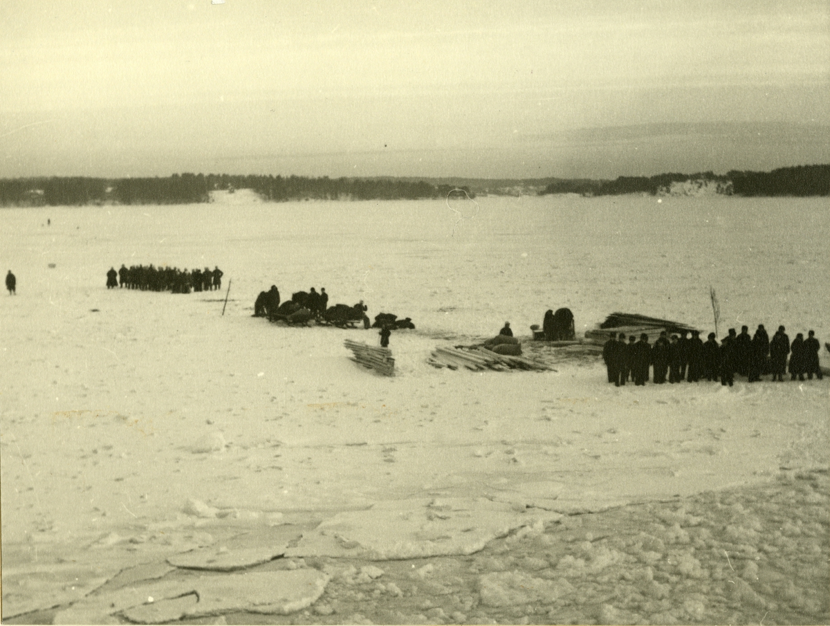 Transport på isen för kustartilleriet under vintern 1939 - 40. Fotot taget från HMS Drottning Victoria.