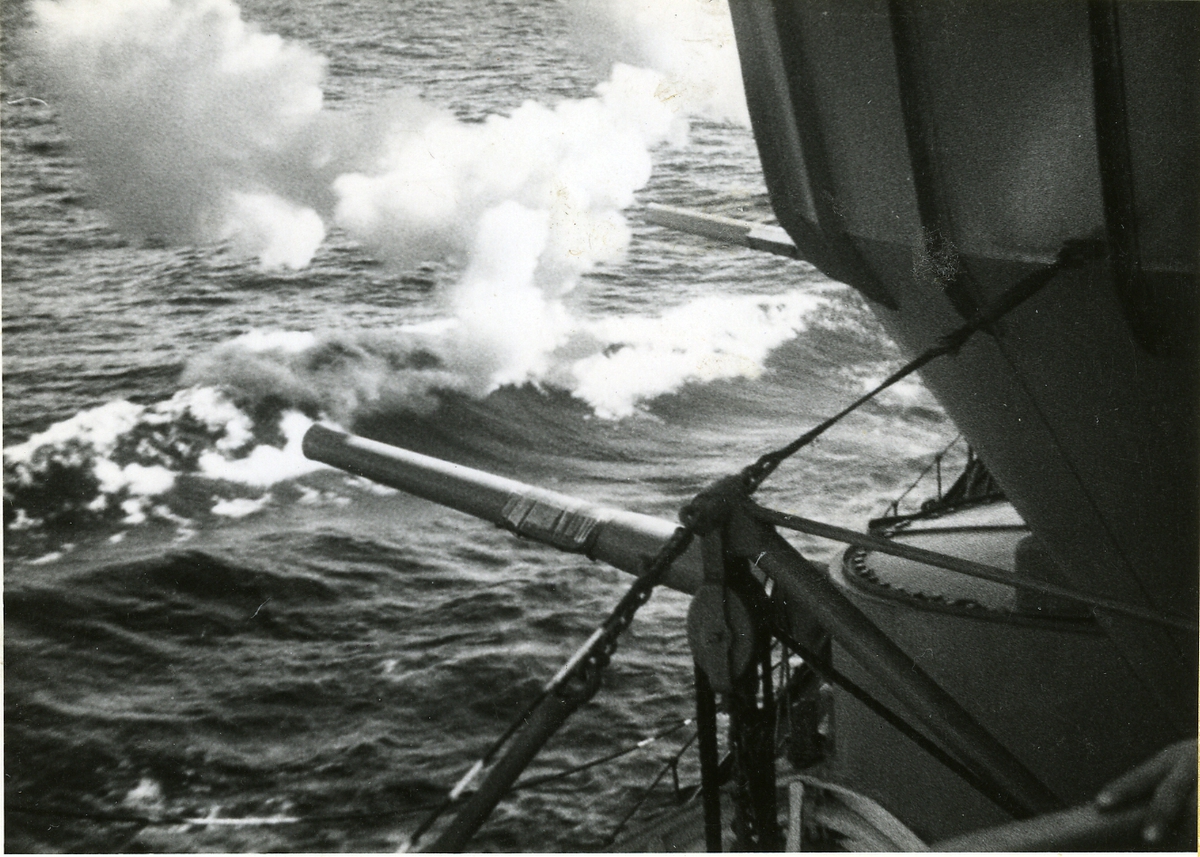 15 cm kanoner ger eld med 57 mm tubkanon.