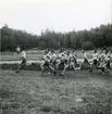 Personal från pansarskeppet Drottning Victoria under idrottsutövning i land /löpning/ under eskaderövning år 1938.