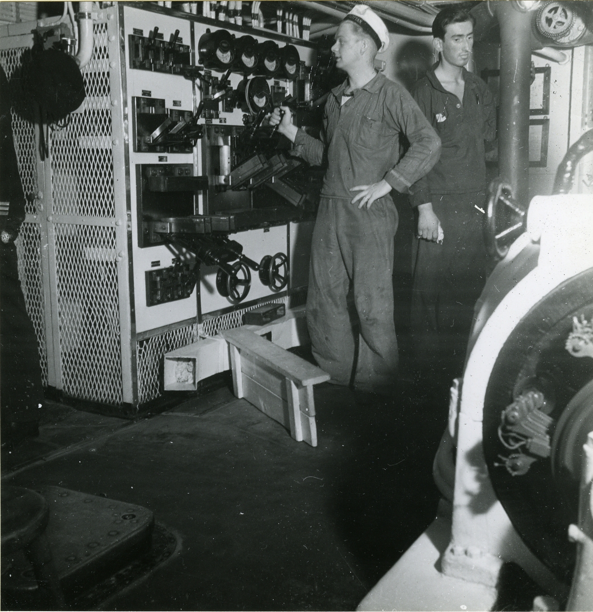 Aktre dynamorummet på psk Drottning Victoria.
Under eskaderövning år 1938.