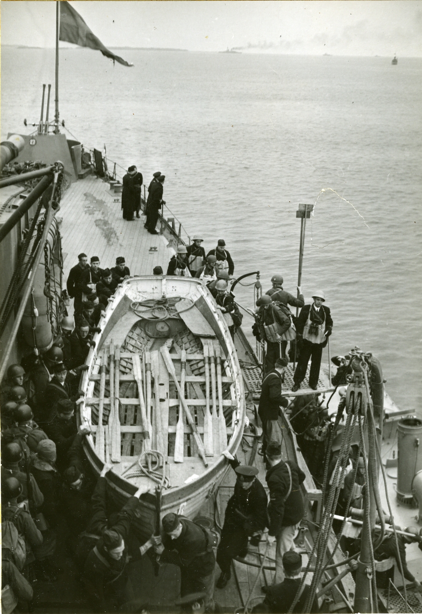 Samövningar 1943. Infanterister ombord på pansarskepp.