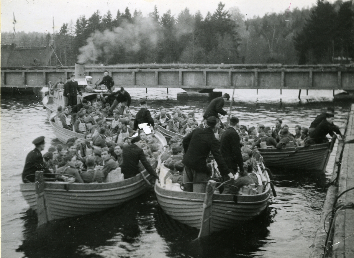 Infanteritrupp bogseras ut i slupar.