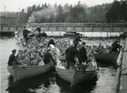 Infanteritrupp bogseras ut i slupar.