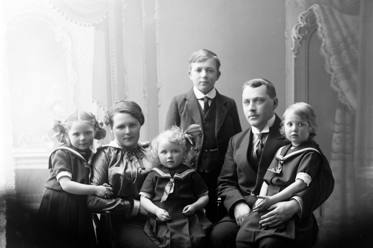 Studioportrett av Annar Ursin-Holm med familie.